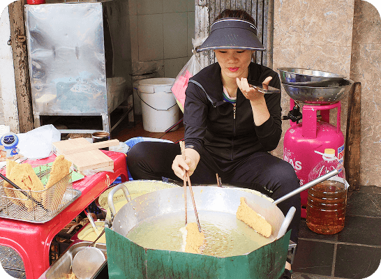 young-woman-arranging-her-cake-shop